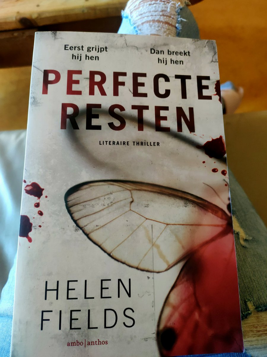 corina0802's tweet photo. Lezend het weekend in. #part1 #HelenFields #PerfecteResten #books #thriller @amboanthos https://t.co/LiHjluKVnY