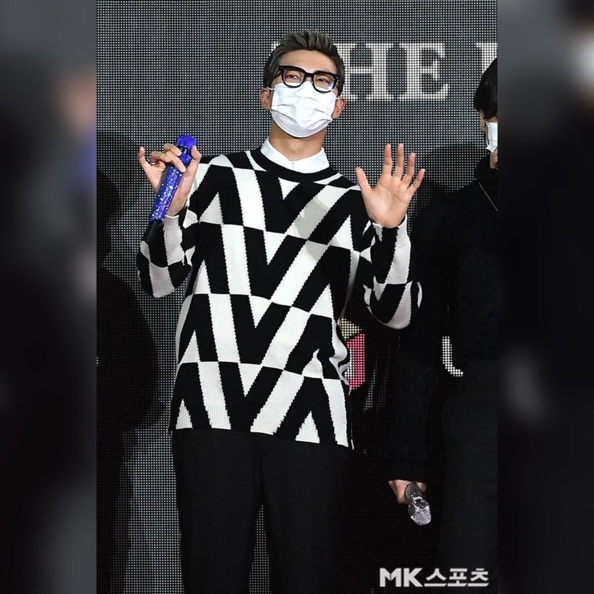 TheRealMe_RM's tweet photo. [ 🐳 | FOTO ] 

Namjoon en la alfombra roja de los Fact Music Awards 2021 

#BTS  #방탄소년단RM #방탄소년단 #Namjoon #RM #ARMY https://t.co/I3bAb8IMzQ