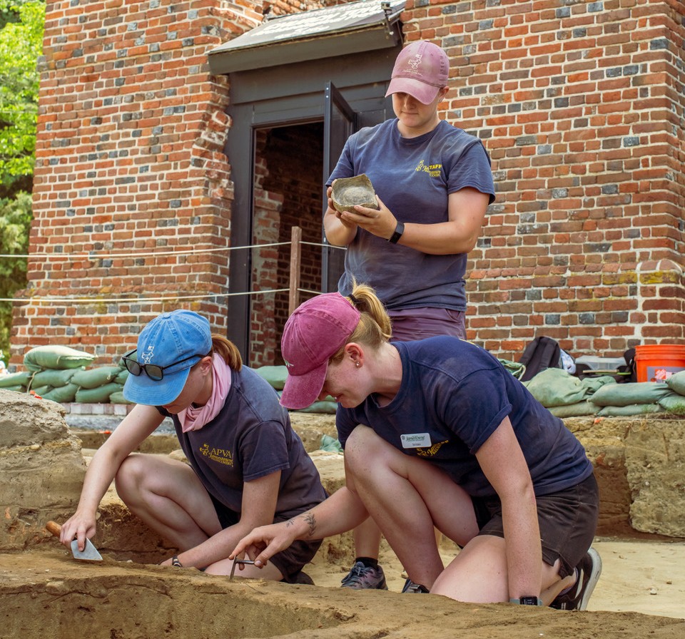 JRarchaeology's tweet photo. Spend the day with us as we celebrate #ArchaeologyDay! Join an archaeologist for a tour of the #JamesFort. Then stop by the excavations in progress, to experience the moment of discovery. After that, check out the #Archaearium. Schedule: https://t.co/WmqIqmiSpK (๐ธ: Chuck Durfor) https://t.co/eRkLy2NUVB