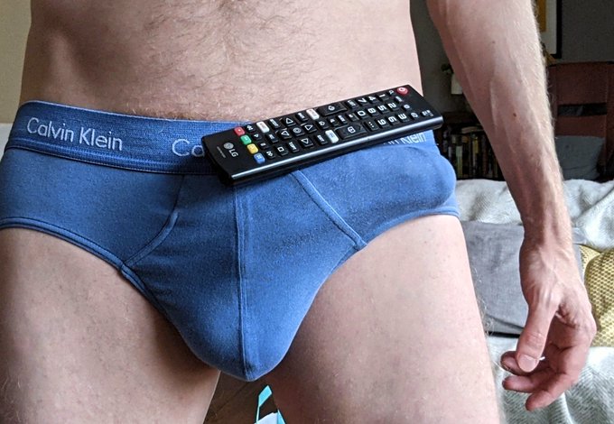 Could have sworn I put the remote down here somewhere 🤔 https://t.co/xWYWXbTsC3