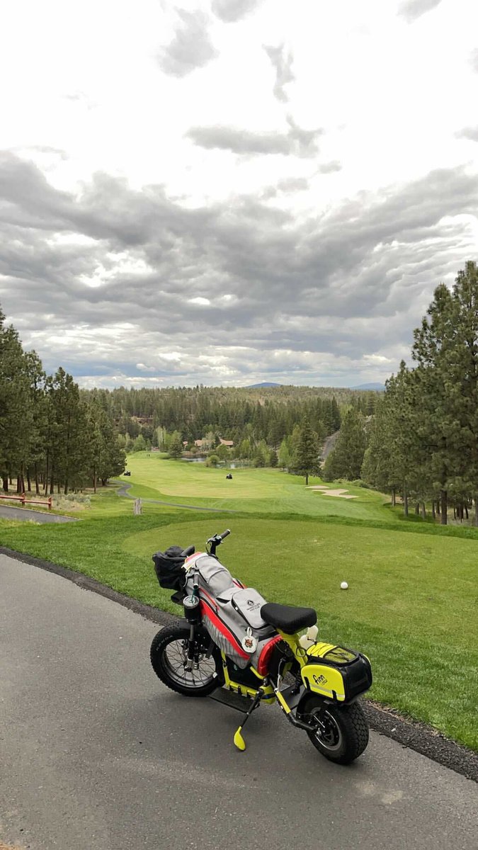 FinnScooters's tweet photo. Did you know Finn Cycles' cooler holds 6 12-ounce cans? And, there's a cup holder! Making sure you're hydrated on the course. #FinnCycles #CourseLife

📷@Papa_duck https://t.co/sBQa8tMqHL