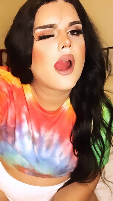 Do you like my rainbow tshirt? 🌈 https://t.co/fOrYe1E8Q3