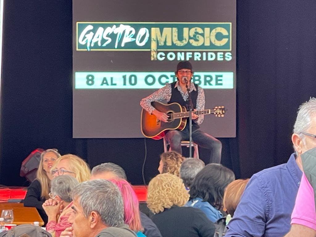 ConfridesGM's tweet photo. AMBIENTAZO 💥😍 LLENO HASTA LA BANDERA. ¿Te lo vas a perder? 😎🍷🍽️🎶 

#GastroMusicConfrides #Confrides #LAbdet #ConfridesLAbdet #VisitConfridesLAbdet https://t.co/LZe4LkLro9
