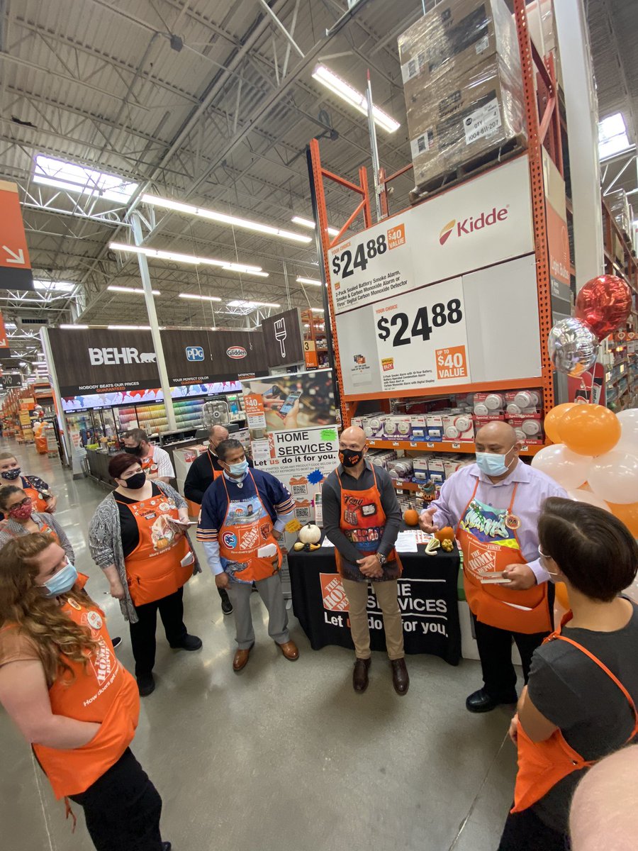 RVP @LemmaTony and DM @Manny_CubFan coaching the team on the value of HVAC at THD 1922 during an awesome end of week visit! Lots of recognition for so many amazing orange blooded MVPs and future leaders! @skumarTHD @bunge4life @THDhvac @THDServices @wendyjuszkiewi2 @SDohertyHD