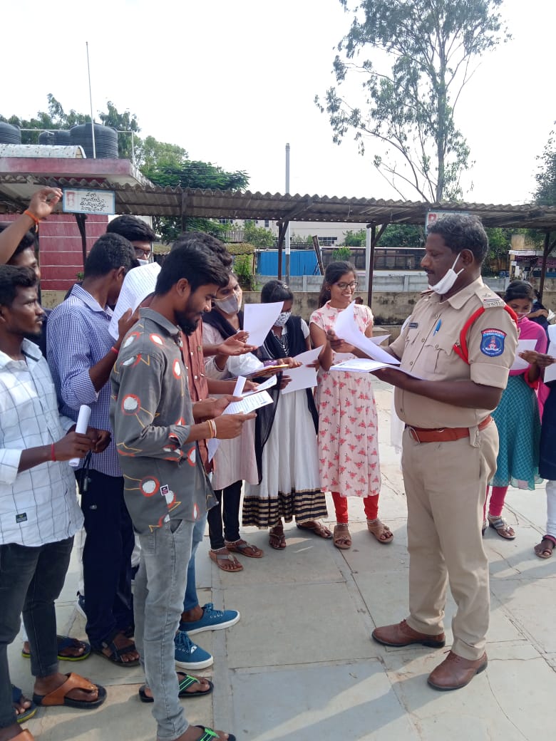 psshadnr_cyb's tweet photo. #ShadnagarPolice Patrol Mobile staff Conducted awareness programme on Property Offence Cases..
👉మీ కాలనీలో ఎవరైనా అనుమానాస్పద వ్యక్తులు కనిపిస్తే వెంటనే స్థానిక పోలీసు స్టేషన్ కు సమాచారం ఇవ్వండి లేదా 100 నం. కు తప్పనిసరిగ ఫోన్ చేయండి..
Be #Aware Be #Safe
#CyberabadPolice https://t.co/EZYKaOiyLW