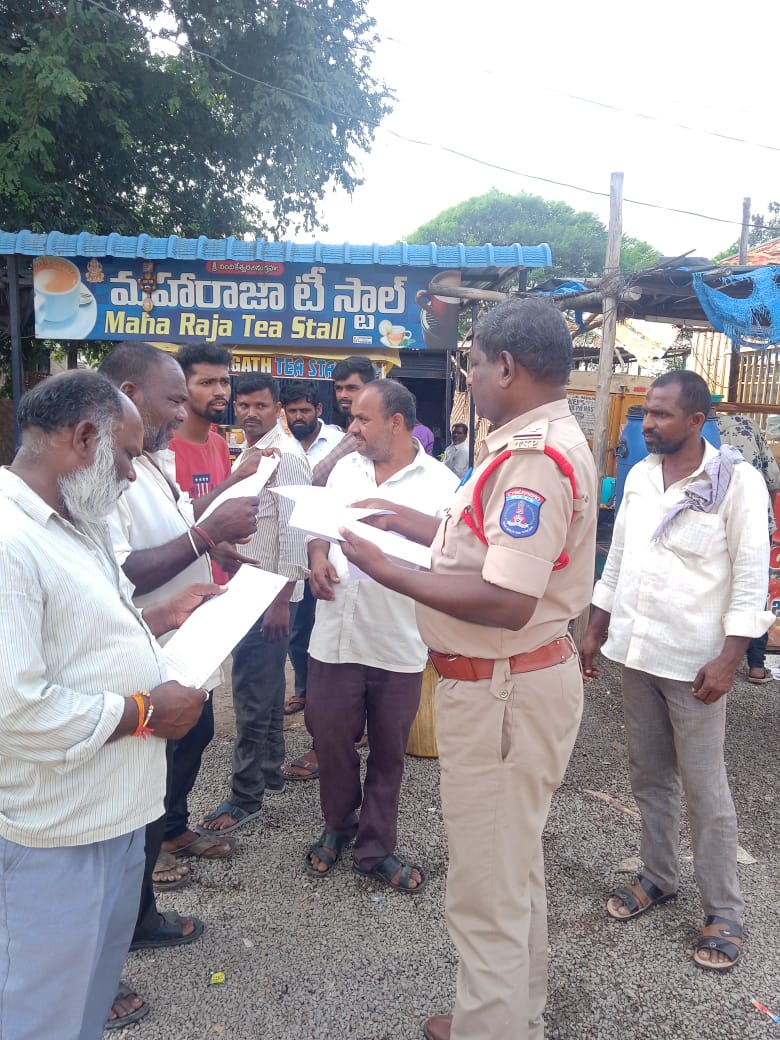 psshadnr_cyb's tweet photo. #ShadnagarPolice Patrol Mobile staff Conducted awareness programme on Property Offence Cases..
👉మీ కాలనీలో ఎవరైనా అనుమానాస్పద వ్యక్తులు కనిపిస్తే వెంటనే స్థానిక పోలీసు స్టేషన్ కు సమాచారం ఇవ్వండి లేదా 100 నం. కు తప్పనిసరిగ ఫోన్ చేయండి..
Be #Aware Be #Safe
#CyberabadPolice https://t.co/EZYKaOiyLW
