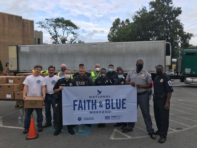 RobLiberati's tweet photo. 1,600 boxes of food distributed today at St. Mary's Catholic Church Landover Hills, Faith and Blue, Landover Hills and Prince George's Co. PD's, with Fr. Evelio and Volunteers! #LandoverhillspoliceDepartment
#LHPD #PGPD #FaithandBlue https://t.co/grT5HJzrZd