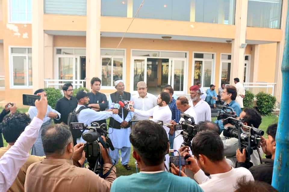 fcspkofficial's tweet photo. فشرمینز کوآپریٹو سوسائٹی کی جانب سے جزیروں پر رہائش پذیر ماہی گیروں میں سولر سسٹم تقسیم کرنے کی تقریب رہنما حسین اسلم بھٹی کی رہائش گاہ بھٹ ہاؤس جزیرہ بھٹ میں منعقد ہوئی جس میں مشیر وزیر اعلیٰ سندھ آصف خان کی خصوصی شرکت۔ پہلے مرحلے میں سینکڑوں ماہی گیر خاندانوں میں سولر سسٹم https://t.co/qFF2HdXRK2