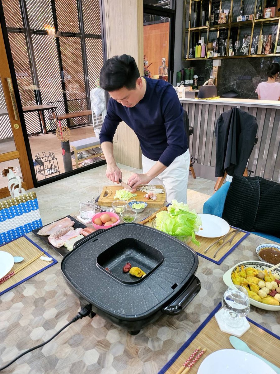 jakkaphon_18's tweet photo. ทำกับข้าวให้ลูกๆๆทานครับวันนี้ #daddychef 👨🍳 https://t.co/TJ5ZpP3Ymn