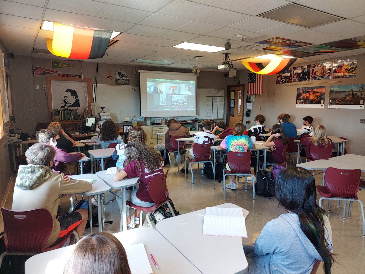 HerrProfHiggins's tweet image. The best finale to #prngw21 was a virtual tandem visit from our @GAPP_Exchanges school the GGK in #Karlsruhe! @AATGOnline #learngerman #prexperience @SKochPR @JPbirdman