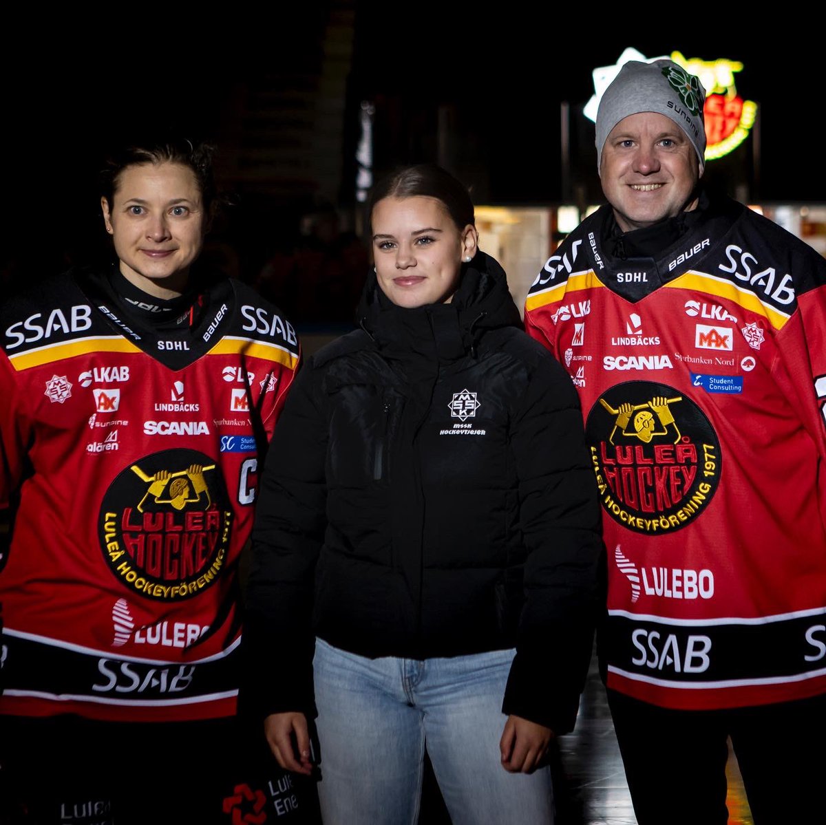 LuleaHockey's tweet photo. Dagens matchvärd - våra vänner på Sunpine- tog först emot matchtröjan från kapten Hiirikoski genom David Öquist och Tindra Lagerbom. Efter matchen delade dom ut pris till matchens lirare Viivi Vainikka #sunpine #våratgäng #sdhl #luleåvinner #norrbottenvinner https://t.co/CtUArnmlGv