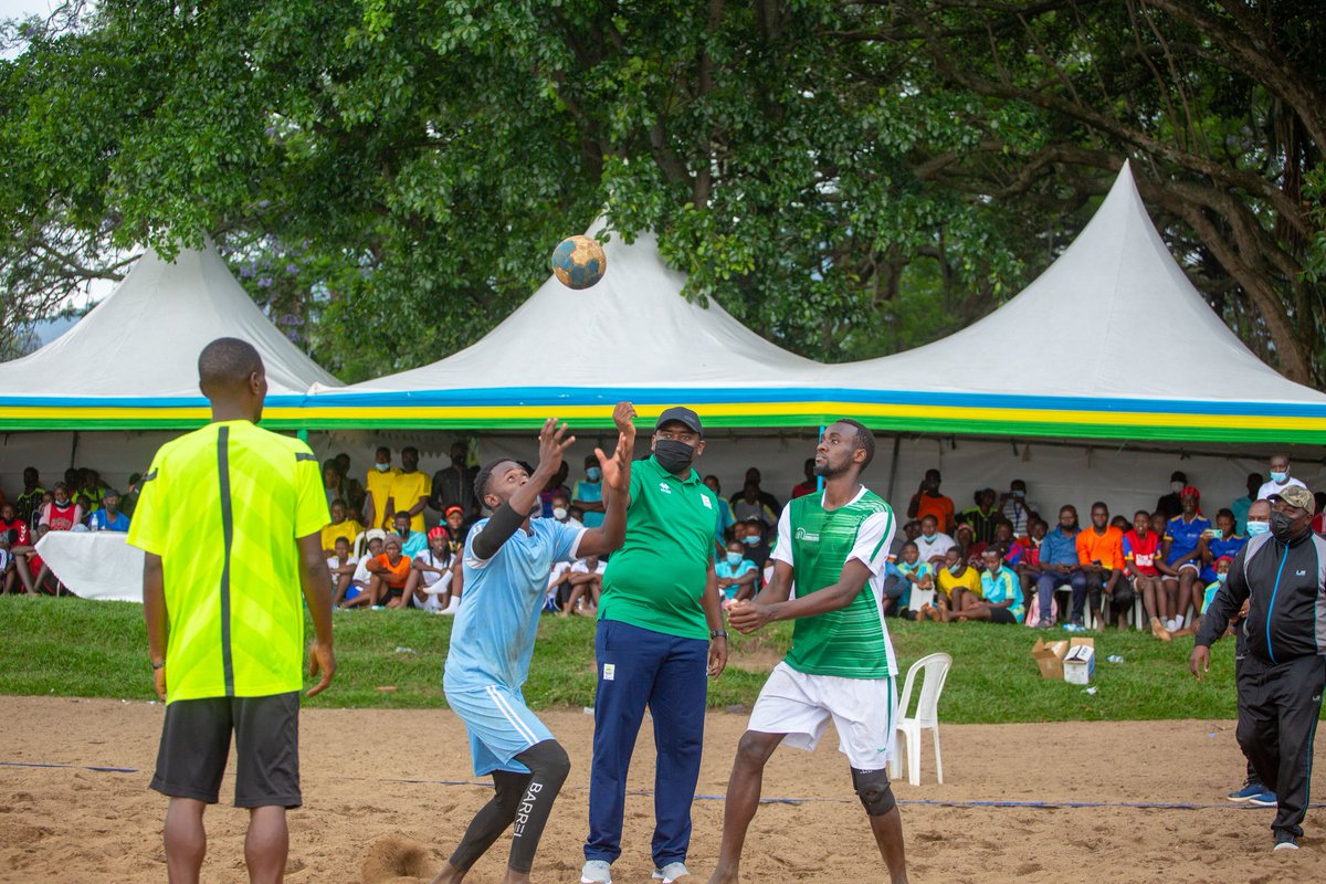 FerwahandRwanda's tweet photo. Umunyamabanga uhoraho muri @Rwanda_Sports @SMDidier1 ni we watangije ku mugaragaro aya marushanwa, ari kumwe kandi na Perezida wa #Ferwahand @utabarutset ndetse n'Umunyamabanga mukuru wa #Ferwahand @najepo2 #BeachHandball
#RwandaHandbalk https://t.co/c8wROaFaVn