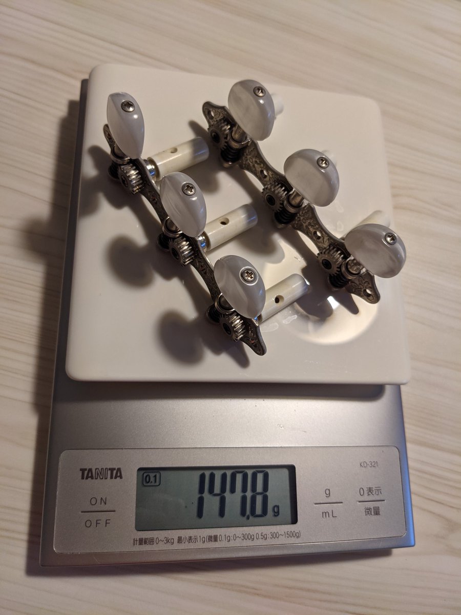 parallel_tamura's tweet photo. 今回は純正パーツで交換しま��た。パーツ代は8,000円ほど。別途、弦の張り替えも頼んだので工賃等含め計14,520円でした。マイナーチェンジしたようですが���全く違和感なし。写真は古いペグです。よく見ると5、6弦のペグもかなり削れていました…。#taylorguitar https://t.co/q6T4t1PHjc
