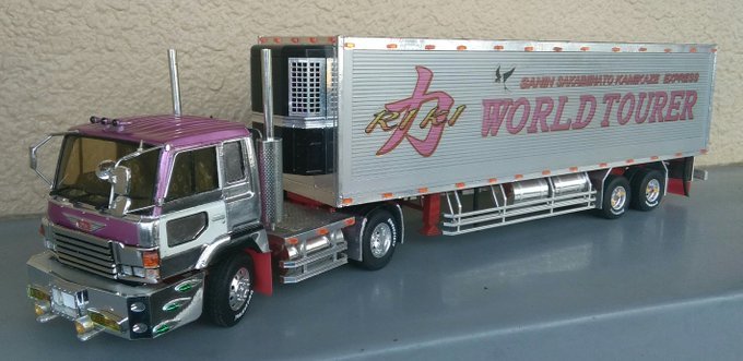 トラックの日 ザグレ初期型は撮影用にジャンクのバンパーを仮付けして