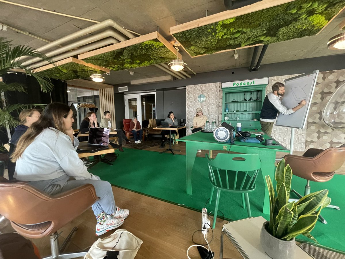 De eerste groep schrijvers die meedoen aan het Literair Podcasten programma dat we in opdracht van het @Letterenfonds organiseren hebben vandaag de eerste les van <a href="/dennisgaens/">Dennis Gaens</a> in de @tolhuistuin!