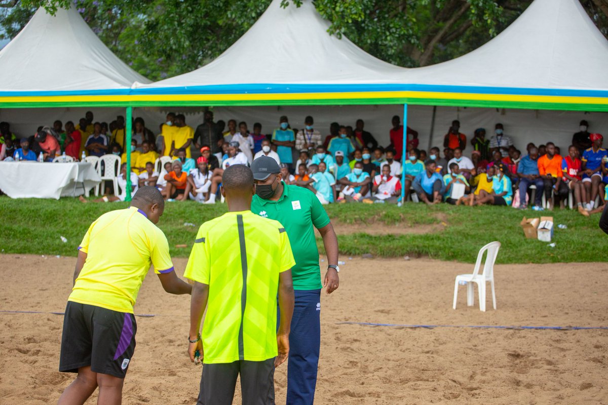 FerwahandRwanda's tweet photo. Umunyamabanga uhoraho muri @Rwanda_Sports @SMDidier1 ni we watangije ku mugaragaro aya marushanwa, ari kumwe kandi na Perezida wa #Ferwahand @utabarutset ndetse n'Umunyamabanga mukuru wa #Ferwahand @najepo2 #BeachHandball
#RwandaHandbalk https://t.co/c8wROaFaVn