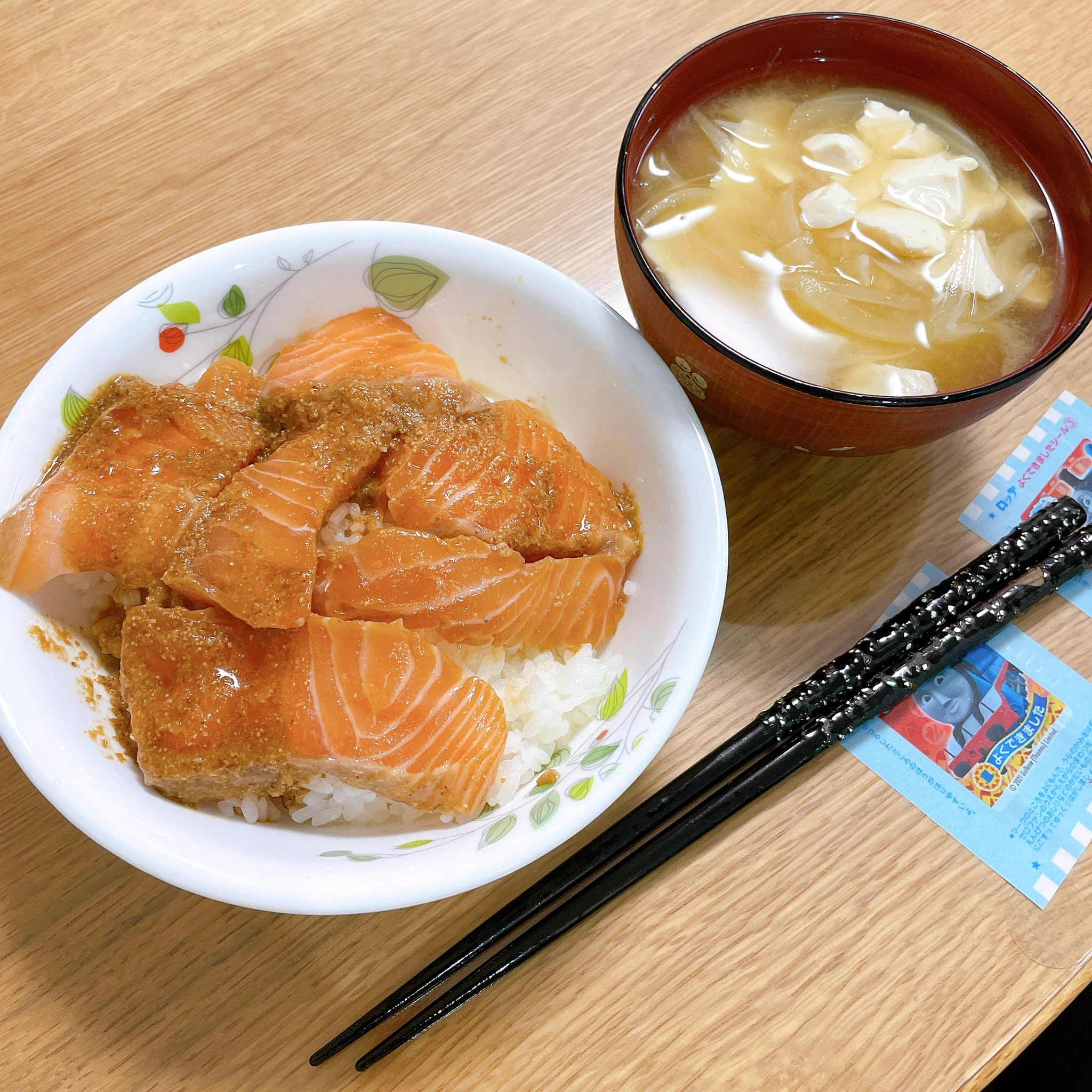 レシピを拝見しまして、作ってみました。
熱々のご飯の上に少しバターたらしても美味いかもって思った。
うんまい。
#すりみごはん  