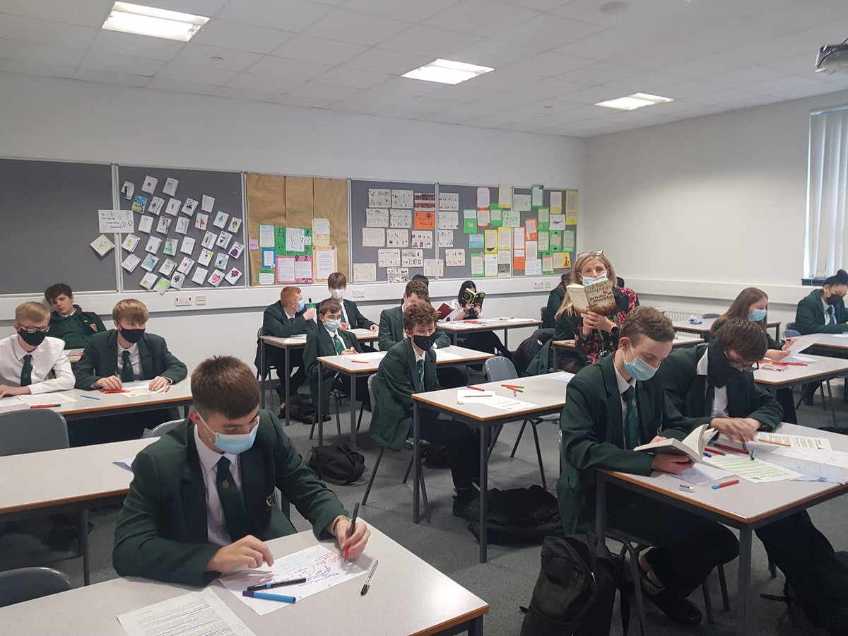 StMungos_Eng's tweet image. Some more of our wonderful pupils enjoying their STOP AND READ across @StMungosFalkirk 📖📚 #stopandread2021 #literacy #english #reading #books