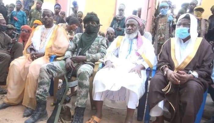 OurFavOnlineDoc's tweet photo. This is Chiwetalu Agu.
Sitting on the floor, harassed by the Army. His offence? Wearing a Biafra flag.

Now compare with Sheikh Gumi.
Sitting with terrorists. His offence? NONE.

For those who are still deaf-
This is what David Hundeyin said.
We have a govt of killer terrorists. https://t.co/D9pmYrM847