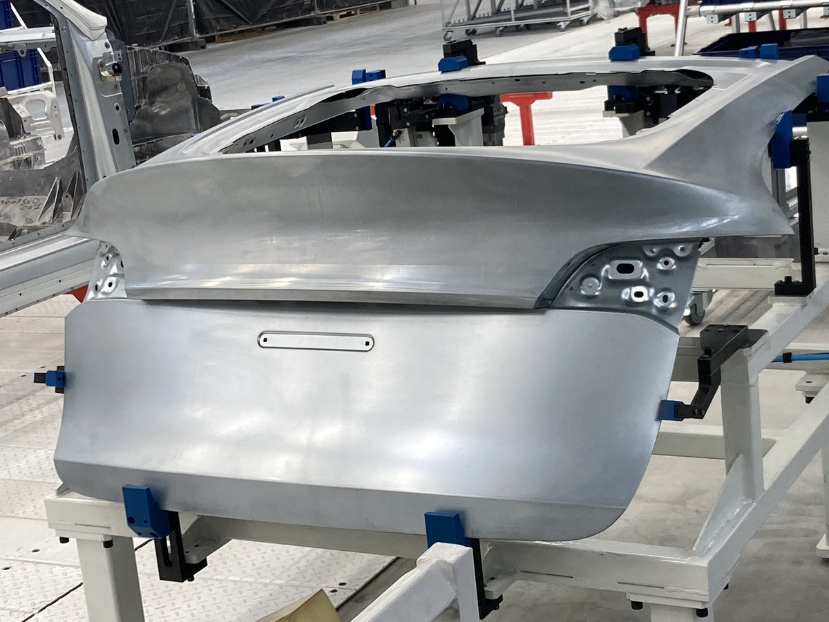 EstherRebers's tweet image. Very impressed by @Giga_Berlin. The factory is huge and shows the world all new developments. Thanks for opening it up to the world @Tesla!!