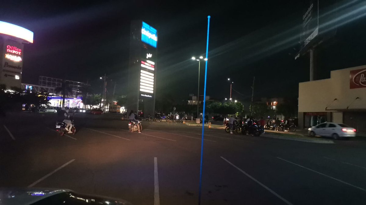 SeguridadTon's tweet photo. #Continuando con #OperativoPreventivoNocturno, por instrucciones de ntro. Coordinador siguiendo las indicaciones de ntro. Pdte.Mpal. @SergioChavez_D se implementan nuevas estrategias para inhibir los delitos patrimoniales. https://t.co/j4280LVDuU