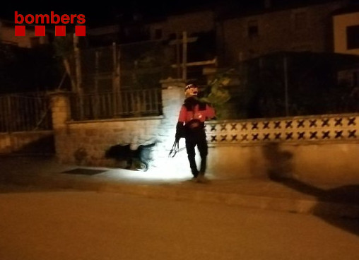 Des d'ahir a la nit #bomberscat busquem un home de 94a per la zona de Santa Eulàlia de Puig-oriol, a Lluçà (avís 22.08h). Va sortir ahir a la tarda a fer un volt i no ha tornat. 

📷 Binomi guia i gos del #GRCR #bomberscat aquesta nit