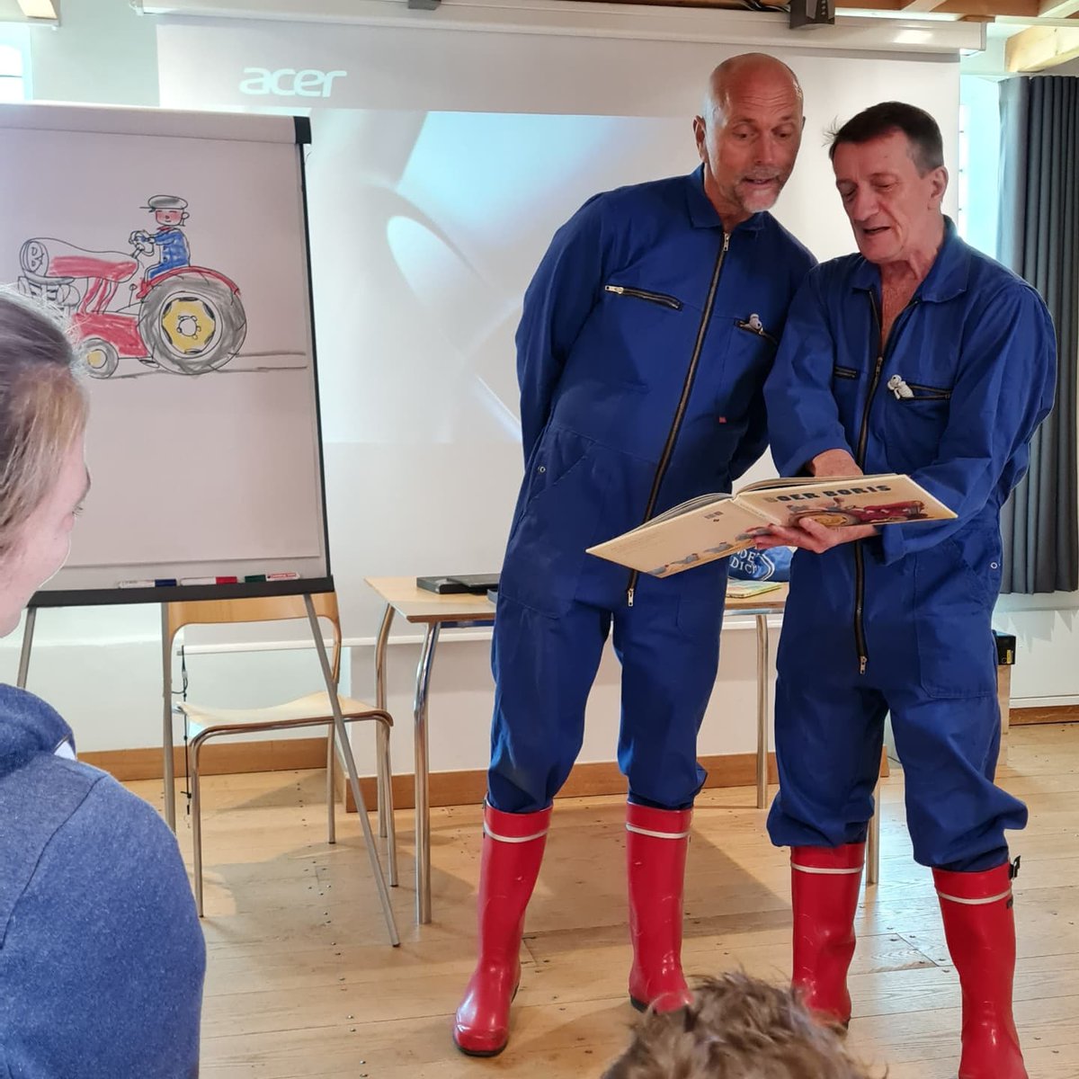 LindiMelse's tweet photo. Net werden we in de bibliotheek van #Culemborg voorgelezen uit de nieuwste Boer Boris door @tedvanlieshout en @philiphopman illustreerde ter plekken! De jongens vonden het prachtig en ik natuurlijk ook. En met de nieuwste Boer Boris weer naar huis 🤗 #kinderboekenweek #boerboris https://t.co/gZlRf9VDFu