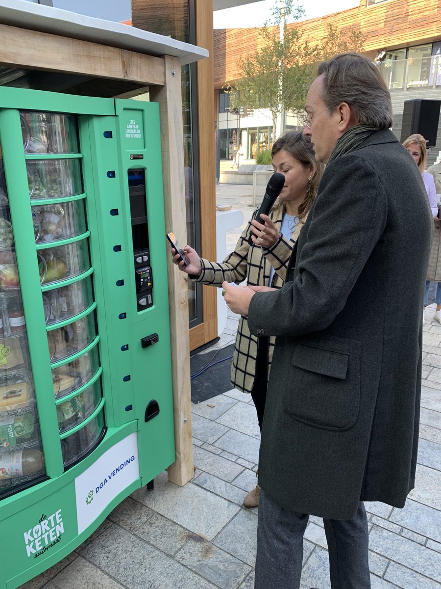 Kopen van mooi Flevolandse voedselproducten makkelijk met #korteketenautomaat . Gedeputeerde ⁦<a href="/JanNicoAppelman/">Jan-Nico Appelman</a>⁩ kocht eerste product van ⁦<a href="/fruithalsmits/">fruithalsmits</a>⁩ . Automaat staat hele ⁦@DutchFoodWeek⁩ in Stadshart Almere. #gezond #duurzaam #regionaal