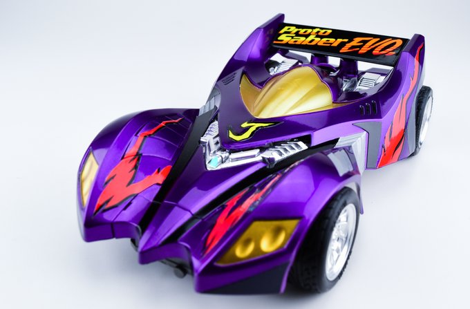 プロトセイバーエボリューション。
去年の再販版。
小学生の頃から頑張って色塗ろうとしては失敗し続けてきた因縁があったので、そのケリを付けたかった。
メインカラーの紫はキャンディ塗装。

再販で値上がりしてたけど900円でも安いよなこれ…。
今見ても超カッコいいデザインだわ。 