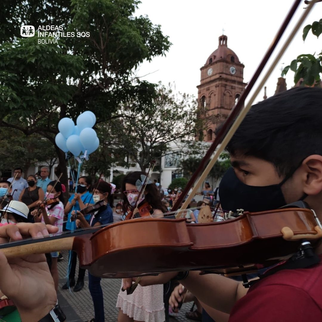 AldeasBolivia's tweet photo. Más de 50 niñas y niños en las ciudades de La Paz y Santa Cruz tocaron sus violines en las Plazas de San Francisco y Manzana 1, acompañando el lanzamiento de la campaña de Aldeas Infantiles SOS: “Juntos Para que Cumplan Sus Sueños”. https://t.co/10h5IMYJmJ