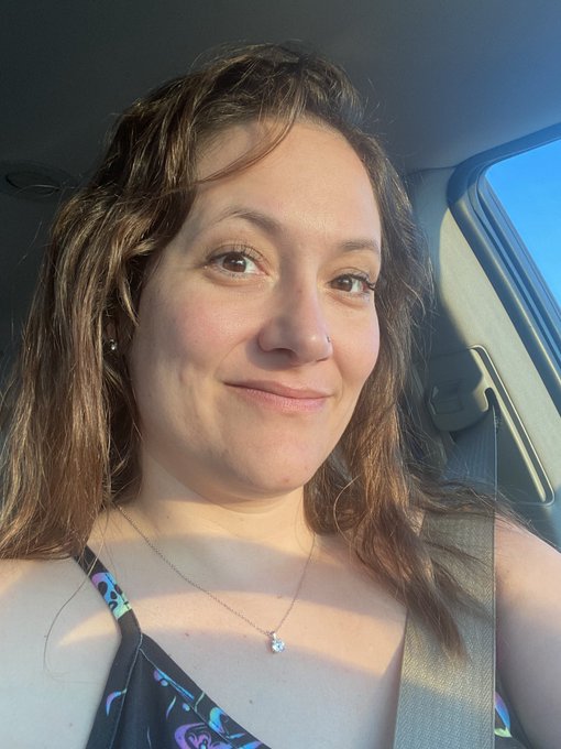 All natural with messy hair. https://t.co/1lW4AQjEsK