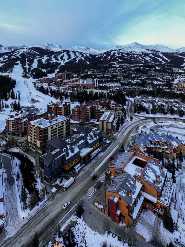 Ski town hotels for the win! Colorado's top hotel according to <a href="/CNTraveler/">Condé Nast Traveler</a> is @gravityhaus in <a href="/GoBreck/">Breckenridge, Colorado</a>. ⛷️🏂 🏆 Via <a href="/SummitDailyNews/">Summit Daily News</a> ➡️➡️➡️ summitdaily.com/news/local/gra…