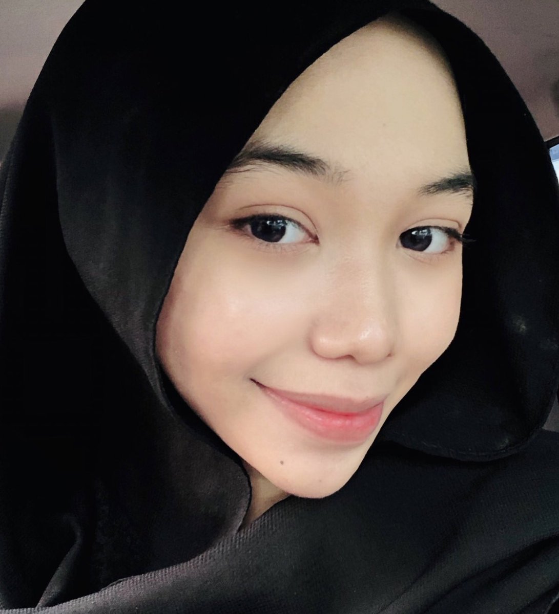 ruanguntukdinda's tweet photo. korang !! finally i found moisturizer yang suitable dengan my skin. kulit i sensitive, susah sangat nak cari product yang kena dengan muka i , but this one!! very very recommended . btw ni gambar before and after without make up hehe https://t.co/GYvQZJyTUo
