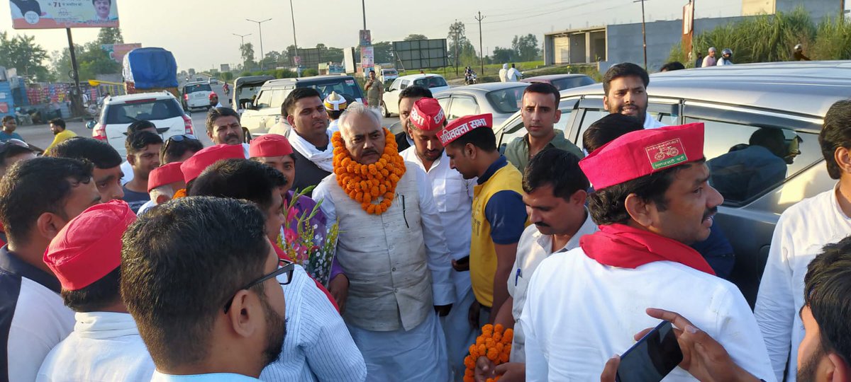 आज ग्रेटर नोएडा में समाजवादी पार्टी के सम्मानित नेतागण एवं कार्यकर्ता श्री राजपाल कश्यप जी के साथ स्वागत करते हुए !!!

जय शिक्षक जय वित्त विहीन गुट 
जय शिक्षक जय समाजवाद 
#बाइस_में_बाइसकिल 
<a href="/yadavakhilesh/">Akhilesh Yadav</a> <a href="/samajwadiparty/">Samajwadi Party</a> <a href="/NareshUttamSP/">Naresh Uttam Patel (#मैं_PDA_परिवार_से_हूं)</a> <a href="/DrRajpalKashyap/">Dr. Rajpal Kashyap</a>