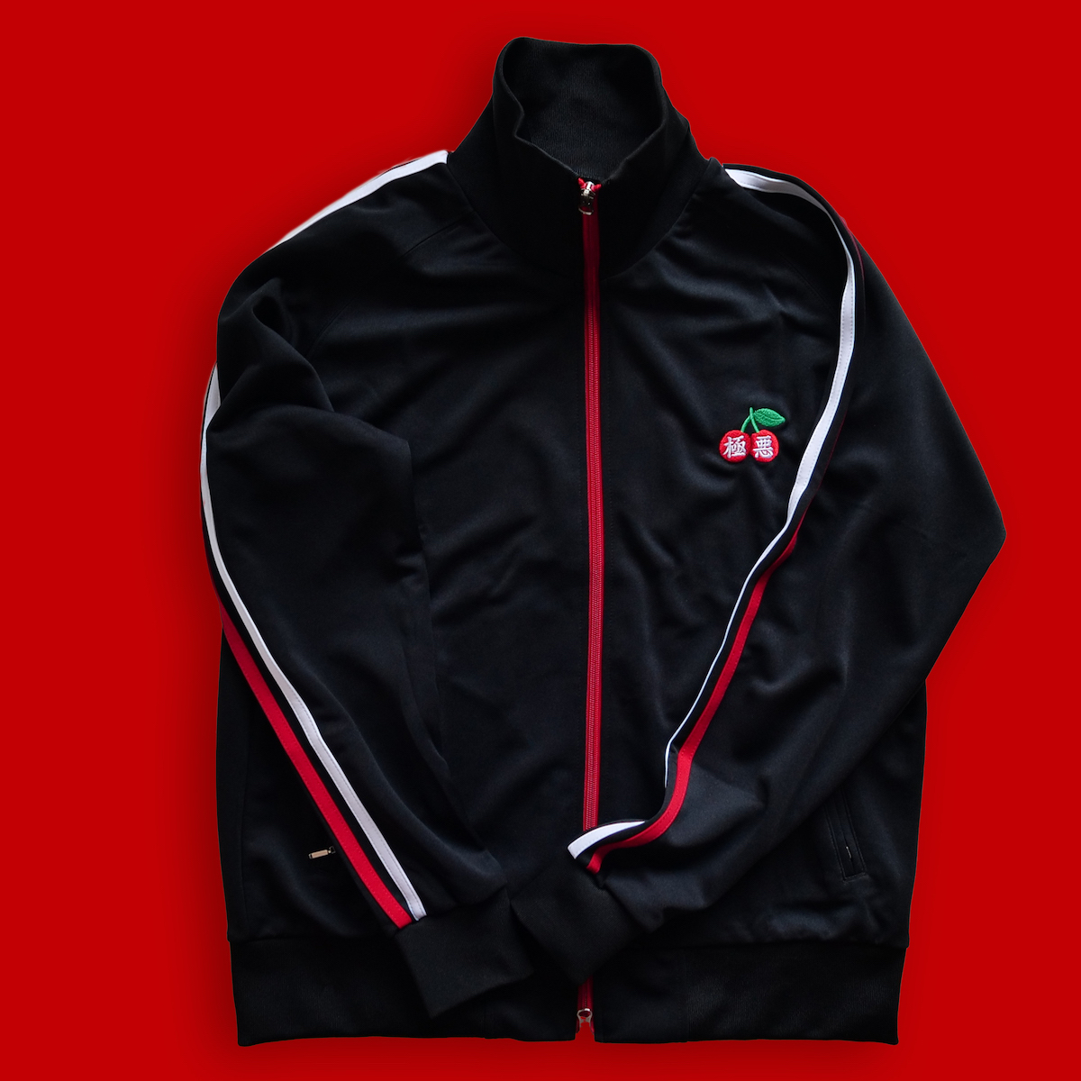 こちらは「極悪チェリー」のジャージ2種。いまは機能性の高い秋冬