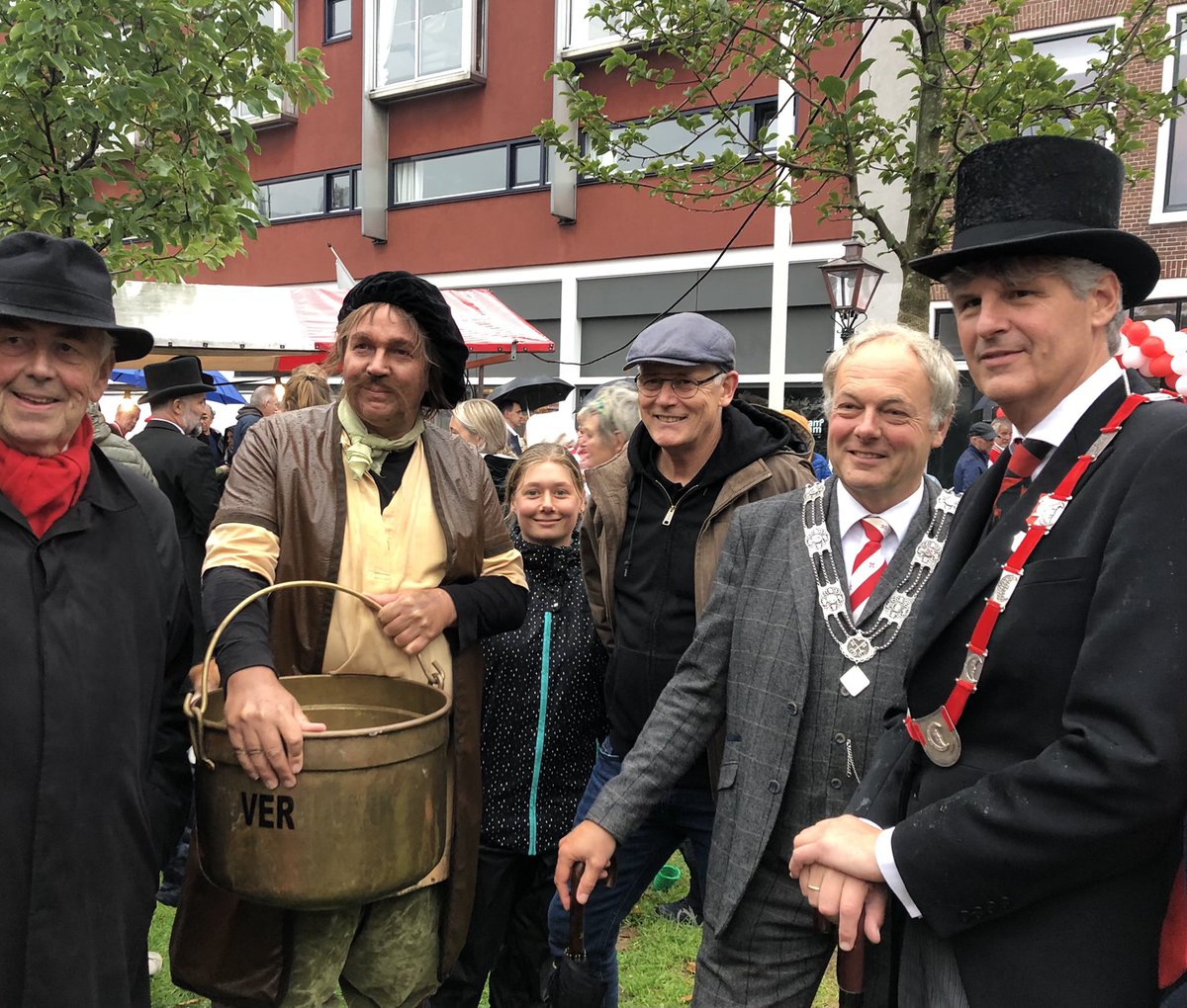 Wat een weekend was dat! Eerst met een bootje vanaf Schans Lammen “hutspot”brengen naar de burgemeester. #nieuwetraditie <a href="/3october/">3 OctoberVereeniging</a> #zoektochtvandesmid