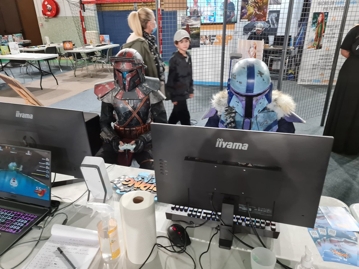 Omg ! We have 2 guests playing #ridingseas. Thanks to <a href="/escmidichlorien/">L'escadron des midi-chloriens</a> !

#Mandalorian #StarWars #indiegame #gamedev #indieracers <a href="/FestivalOver/">Game Over Festival</a>