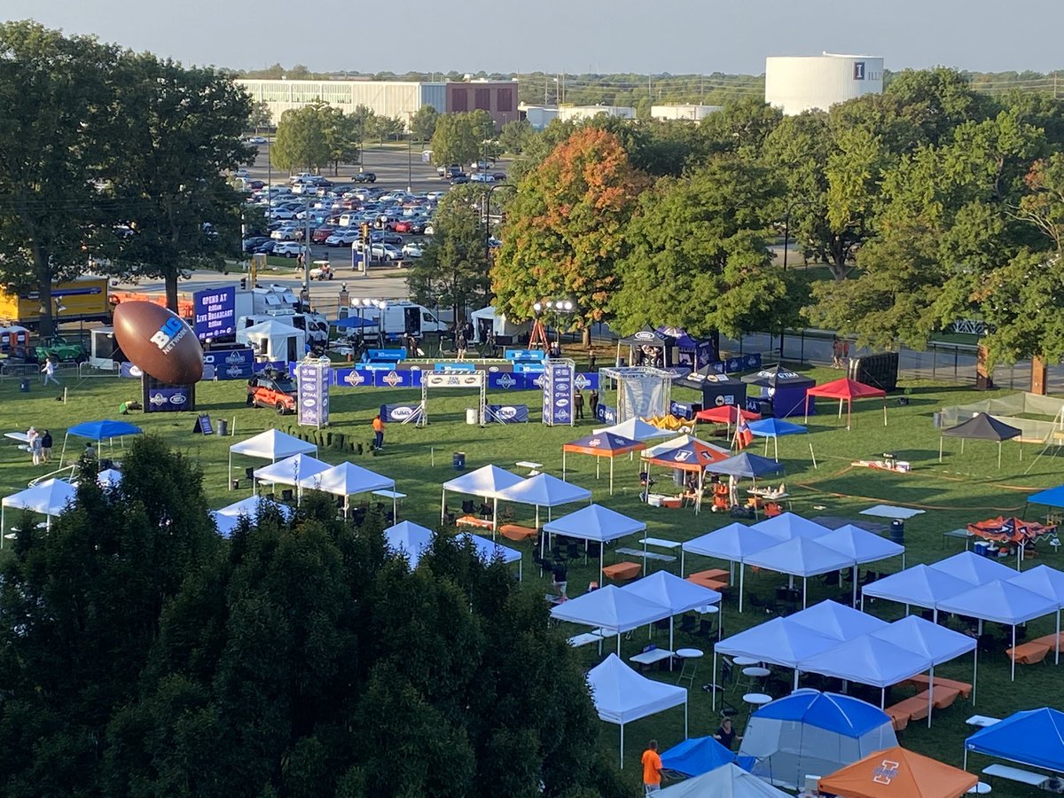 kentbrown's tweet photo. Hey, #Illini #FamILLy , it’s GameDay! @TheGrangeGrove will be rockin’. @BigTenNetwork is set with B1G Tailgate that starts at 9 am. @Illinois_Alma #Homecoming2021 Parade steps off at 11 am. Full day of all things Illini! https://t.co/8bBdizJd3R