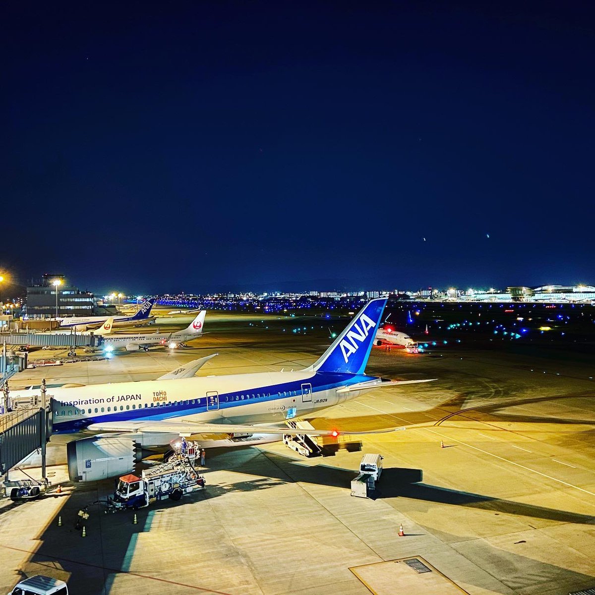 jp_gecko's tweet photo. 夜の空港っていいですよね https://t.co/pfT2dXv4z1