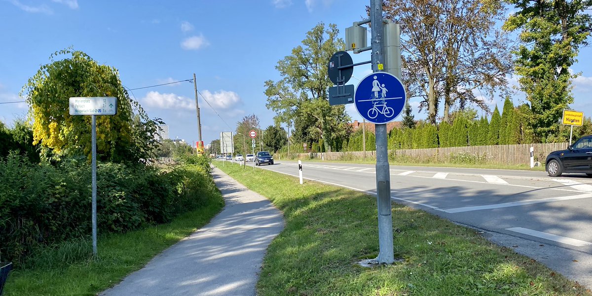 MessingerMUC's tweet photo. Demnächst werde ich mal messen, wie breit der gemeinsame Fuß- und Radweg für beide Richtungen ist. Gerne darf schon mal geraten werden. Jedenfalls nicht zumutbar und gefährlich für Fußgänger*innen und Radler*innen. https://t.co/PImNYyPGYv