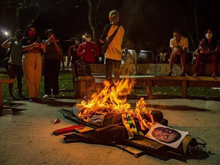 Ontem (08/10) rolou um ato na Praça Floriano Peixoto contra todos os ataques que as mulheres, estudantes, pessoas que menstruam e estão em vulnerabilidade estão sofrendo. 

Essa semana foi tensa, fomos alvas de muitos retrocessos. +

#forabolsonaro #livresparamenstruar