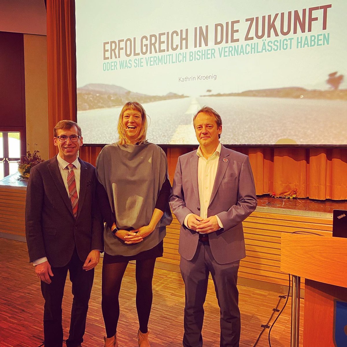 T2408's tweet photo. Erfolgreich in die Zukunft beim Unternehmerforum der #Oktoberwoche.
Wertvolle Inputs für das Personalmanagement der Zukunft durch #KathrinKrönig, #intao.
#unternehmertum #tobiasscherf #humanresources #erfolreichhandeln #wertschätzung #zukunftgestalten #freudeamhandeln https://t.co/uYxlN5wT6e