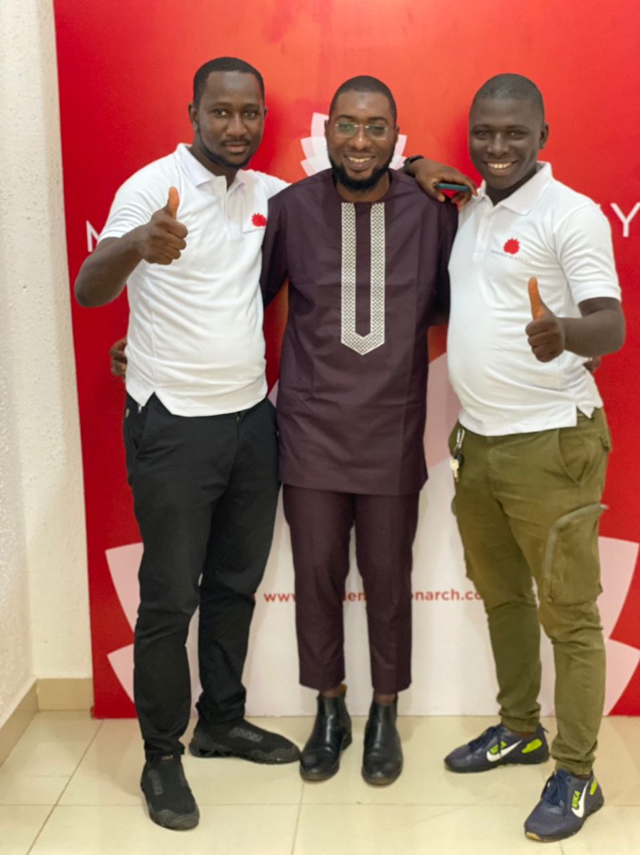 SalonComDigital's tweet photo. Merci à notre coach Imran Osseni pour ses partages sur le #design.

#SalonComDigital #orientation  #communication #digital #bachelier #etudiant #lacomestunmetier #guinee #formation https://t.co/eUHOEggIiO