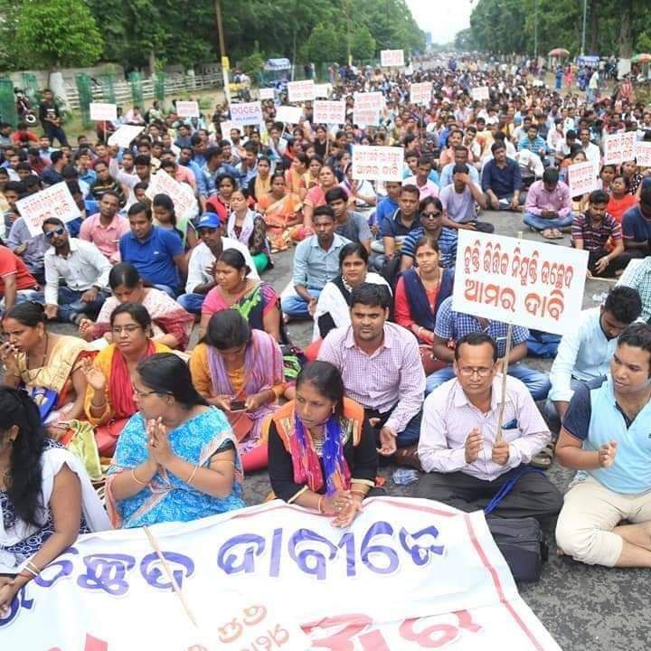 Ashutosh Nanda (@ashutosh79797) on Twitter photo <a href="/OGCEA/">OGCEA(ODISHA GOVERNMENT COMBINED EMPLOYEE'S ASSO</a> <a href="/CMO_Odisha/">CMO Odisha</a> <a href="/Naveen_Odisha/">Naveen Patnaik</a> <a href="/SecyChief/">ChiefSecyOdisha</a> <a href="/FdOdisha/">Finance Department</a> <a href="/MoSarkar5T/">MoSarkar 5T</a> <a href="/GovernorOdisha/">Governor Odisha</a> @gapg_dept <a href="/vishaldevk/">Vishal K. Dev</a> <a href="/Vkpandianfancl1/">Vkpandianfanclub</a> <a href="/bjd_odisha/">Biju Janata Dal</a>
ଚୁକ୍ତିଭିତିକ କର୍ମଚାରୀ ମାନଙ୍କ ପ୍ରତି ହେଇଥିବା ଅତ୍ୟାଚାର ବନ୍ଦ କରନ୍ତୁ.
#equalpayforequalwork
#abolishcontractualsystem <a href="/OGCEA/">OGCEA(ODISHA GOVERNMENT COMBINED EMPLOYEE'S ASSO</a> <a href="/CMO_Odisha/">CMO Odisha</a> <a href="/Naveen_Odisha/">Naveen Patnaik</a> <a href="/SecyChief/">ChiefSecyOdisha</a> <a href="/FdOdisha/">Finance Department</a> <a href="/MoSarkar5T/">MoSarkar 5T</a> <a href="/GovernorOdisha/">Governor Odisha</a> @gapg_dept <a href="/vishaldevk/">Vishal K. Dev</a> <a href="/Vkpandianfancl1/">Vkpandianfanclub</a> <a href="/bjd_odisha/">Biju Janata Dal</a>
ଚୁକ୍ତିଭିତିକ କର୍ମଚାରୀ ମାନଙ୍କ ପ୍ରତି ହେଇଥିବା ଅତ୍ୟାଚାର ବନ୍ଦ କରନ୍ତୁ.
#equalpayforequalwork
#abolishcontractualsystem