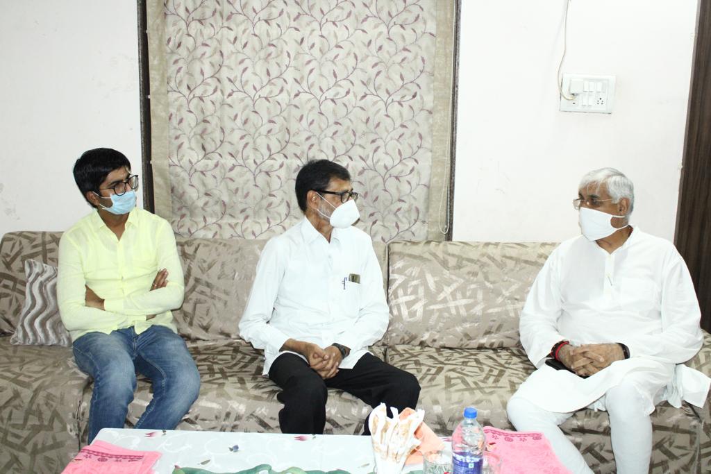 T S Singhdeo (@ts_singhdeo) on Twitter photo आज <a href="/IYCChhattisgarh/">Chhattisgarh Youth Congress</a> अध्यक्ष <a href="/Cocopadhi/">Purnchandra Padhi/Coco</a> जी के साथ प्रदेश कांग्रेस के वरिष्ठ नेता श्री दौलत रोहड़ा जी के निवास स्थान पहुँचकर उनके भाई स्व. विनोद कुमार रोहड़ा जी को श्रद्धांजलि अर्पित की एवं ईश्वर से दिवंगत आत्मा को शांति व शोकाकुल परिजनों को धैर्य प्रदान करने की प्रार्थना की। आज <a href="/IYCChhattisgarh/">Chhattisgarh Youth Congress</a> अध्यक्ष <a href="/Cocopadhi/">Purnchandra Padhi/Coco</a> जी के साथ प्रदेश कांग्रेस के वरिष्ठ नेता श्री दौलत रोहड़ा जी के निवास स्थान पहुँचकर उनके भाई स्व. विनोद कुमार रोहड़ा जी को श्रद्धांजलि अर्पित की एवं ईश्वर से दिवंगत आत्मा को शांति व शोकाकुल परिजनों को धैर्य प्रदान करने की प्रार्थना की।