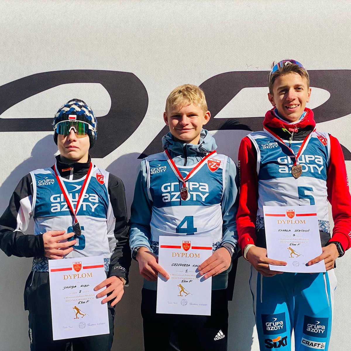 pzn_pl's tweet photo. Medaliści Mistrzostw Polski Młodzików - Ptaszkowa, bieg na 5 km F🇵🇱
🥇Grzegorz Galica
🥈Dawid Giba
🥉Karol Stachoń
___
#mistrzostwapolskimłodzików #MarweCup #bieginarciarskie #bieginanartorolkach #crosscountry #rollerskis #PolskiZwiązekNarciarski #pzn @MarweSports https://t.co/khRT10TvGM