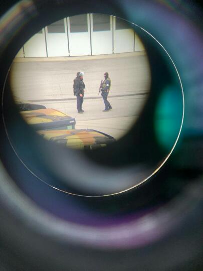 Gendarmerie_026's tweet photo. #GIGN et PSIG sur l aérodrôme de Chabeuil @AeroportD lors d'une escorte d un transfèrement sensible.
Vu depuis la lunette d un tireur d elite. 🔭 https://t.co/abdbYGCs3P