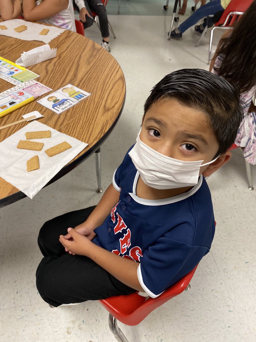 mancinelli_sm's tweet photo. We explored partitioning rectangles into halves and fourths using graham crackers! Then ate them of course.😋 https://t.co/BBwPevptXF