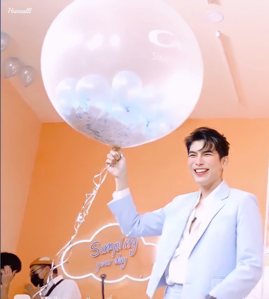 feijie11's tweet photo. 为哥哥痴，为哥哥狂，为哥哥咣咣撞大墙😂😂😂😂😂😂

MEW THAILAND PRIDE
#WeLoveYouMew 
@MSuppasit https://t.co/RsyAYzbnlZ