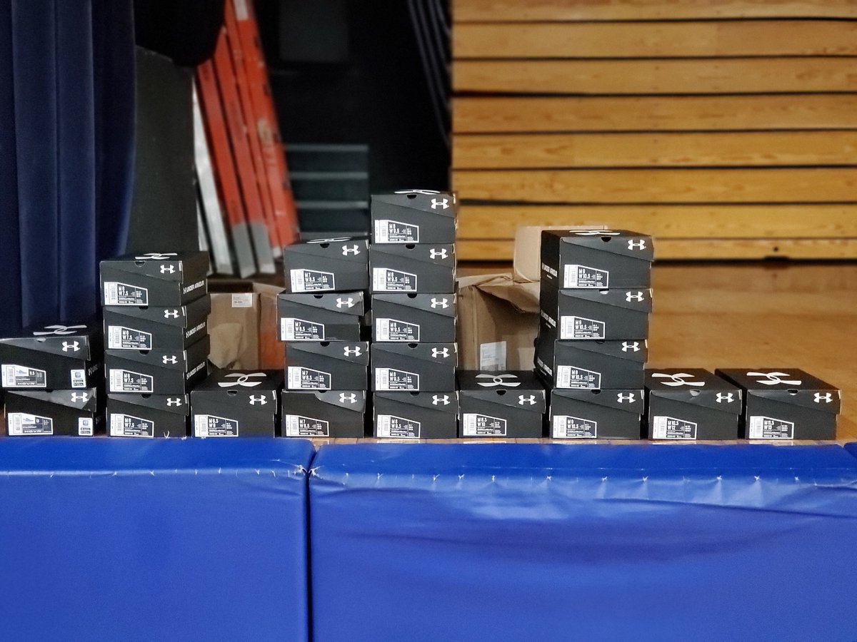 bb_trinity's tweet photo. First order of team shoes came in today! Always a hint that the season is near! #TrojanPride #4nets https://t.co/IUPOzSkiPL